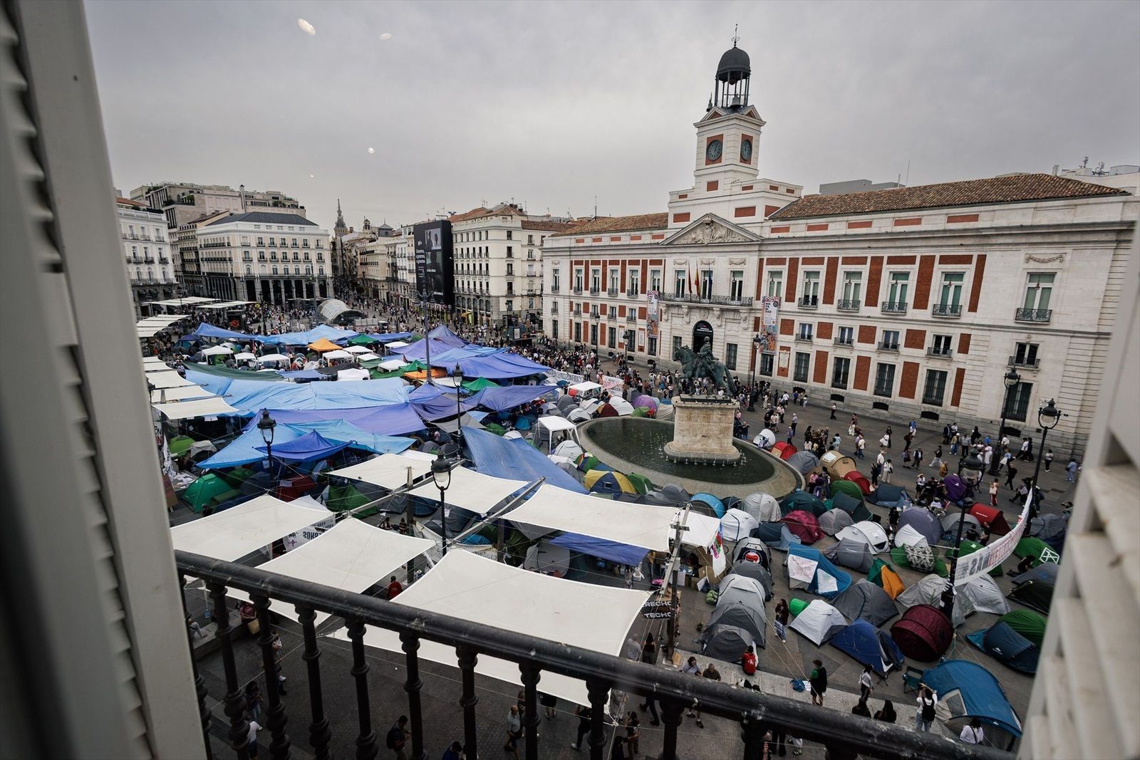 Los acampados en Sol se organizan en su primer día laborable y se preparan para las lluvias