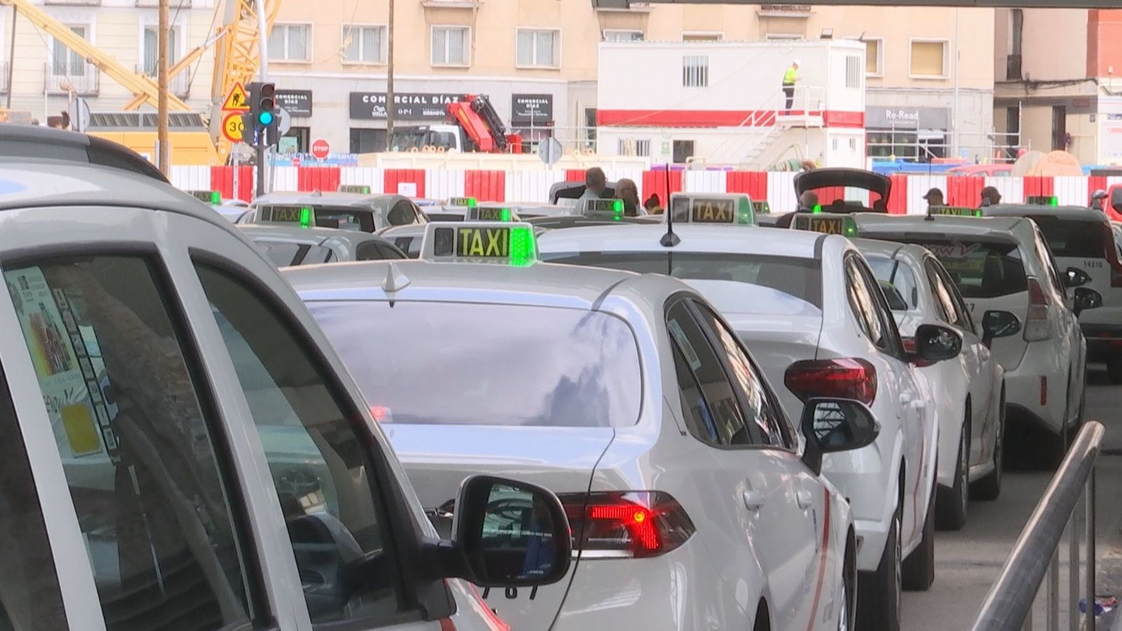 Las historias de caos y solidaridad de los taxistas madrileños durante el gran apagón