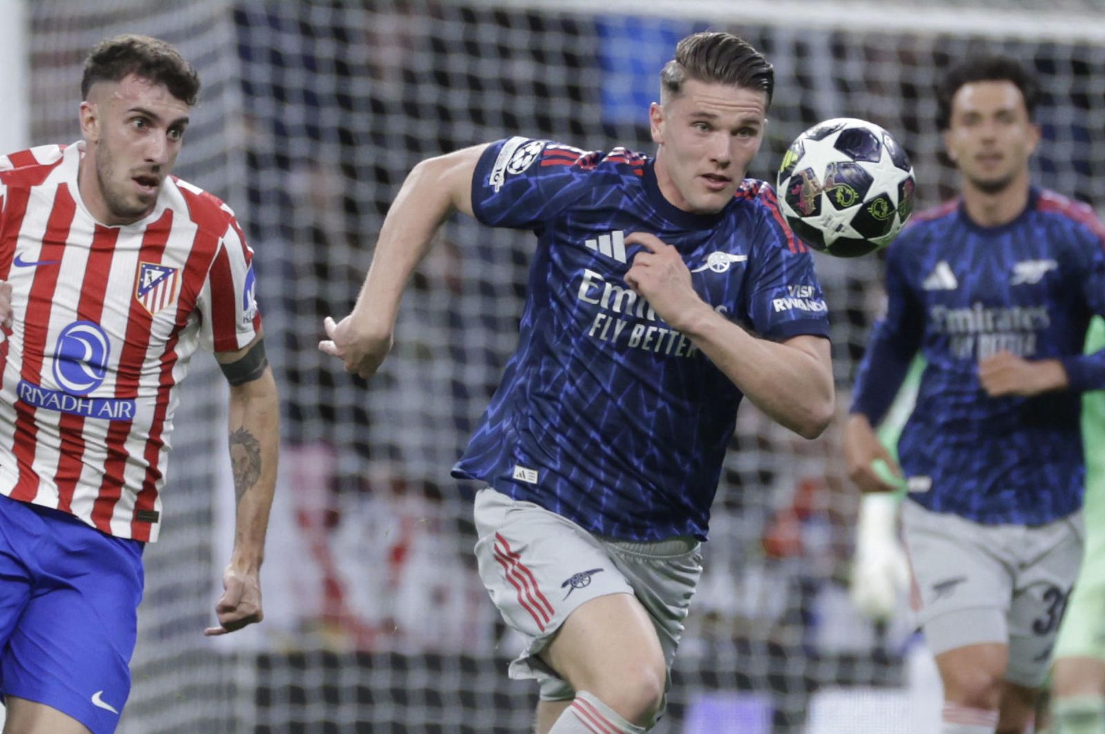 Matteo Ruggeri ante el Arsenal