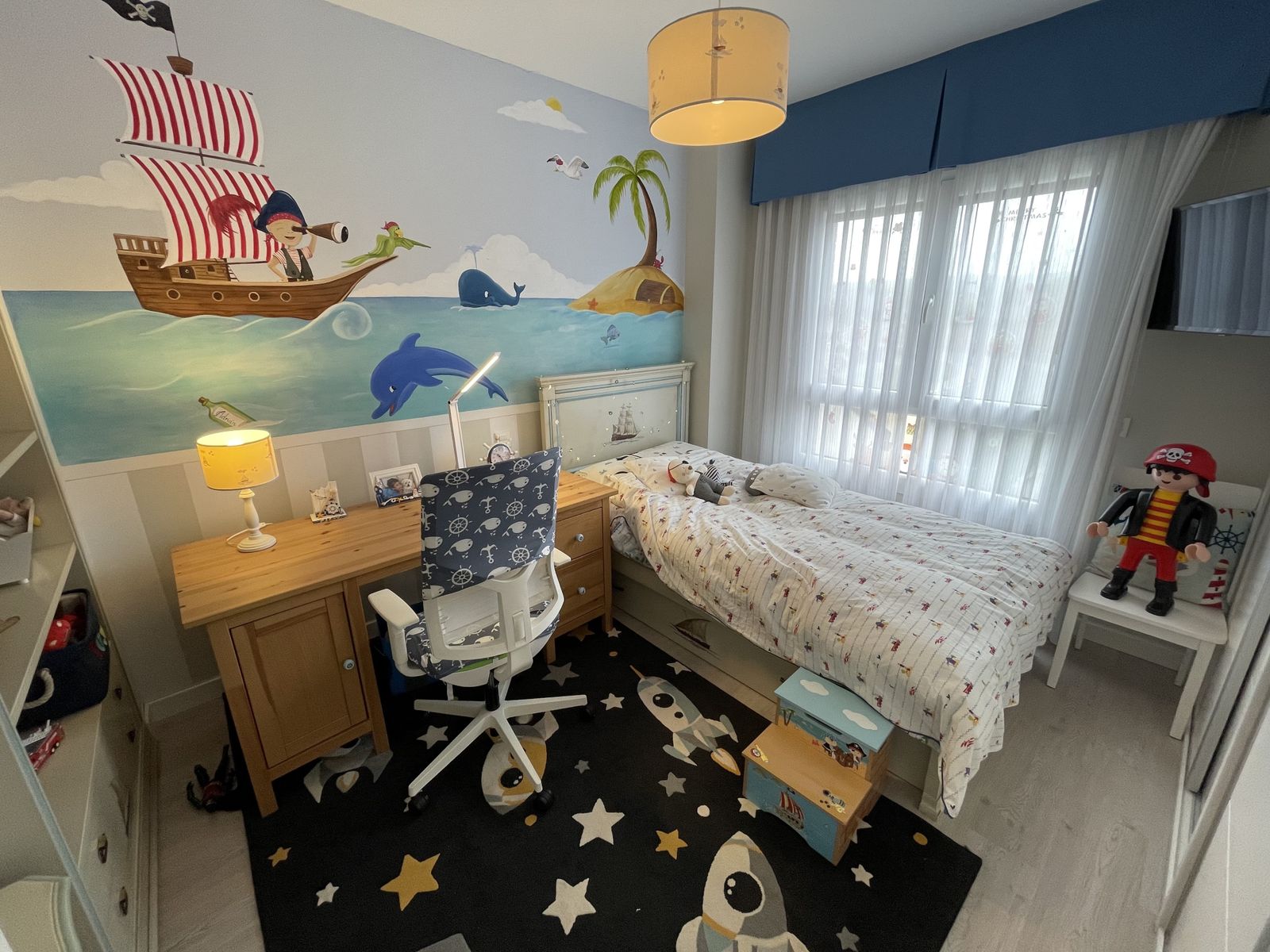 Hasta la habitación 'pirata' de su hijo.