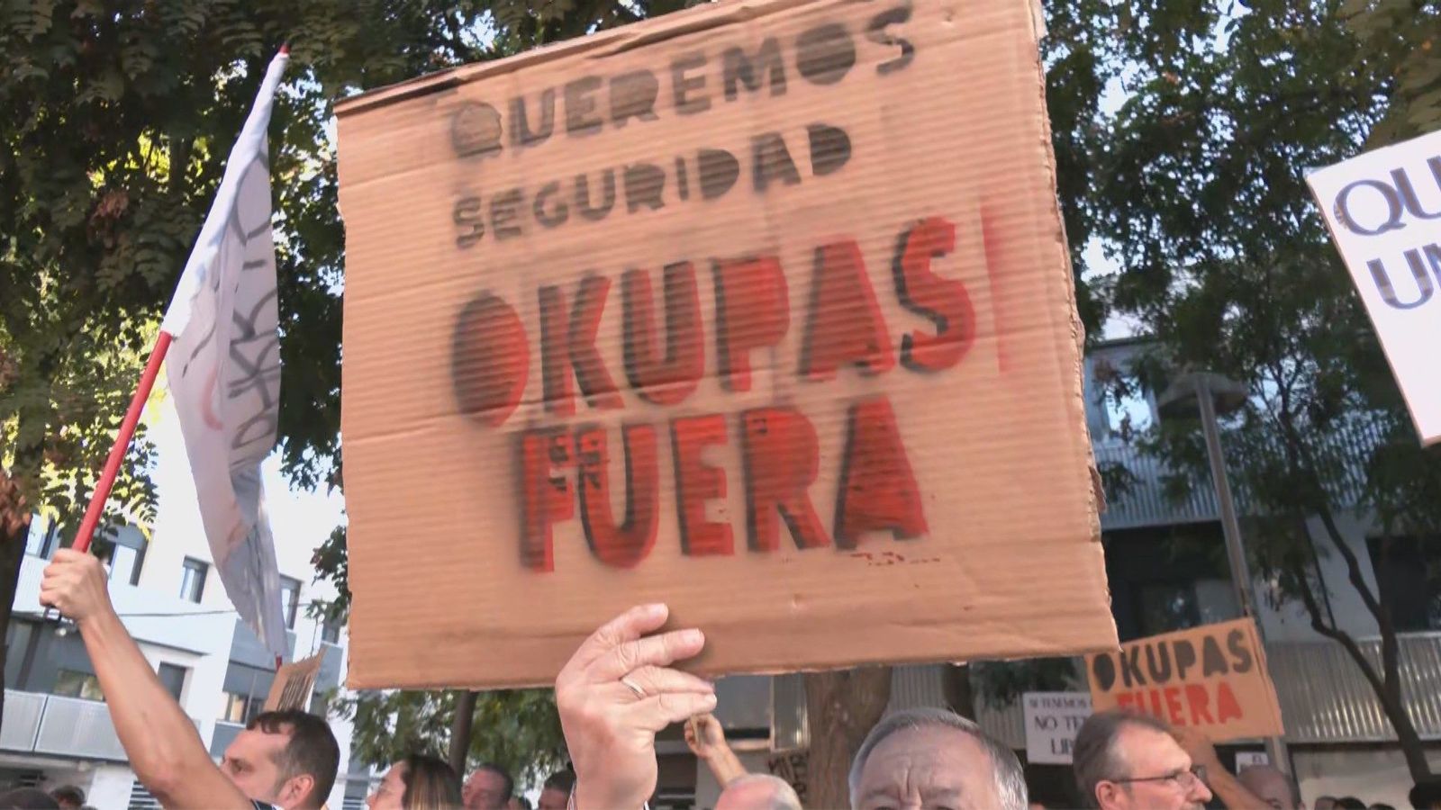 Vecinos de Barajas se concentran para exigir el desalojo inmediato del edificio okupado