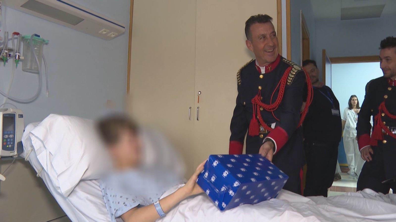 Bomberos de Madrid llevan regalos a niños hospitalizados en el día de su patrón