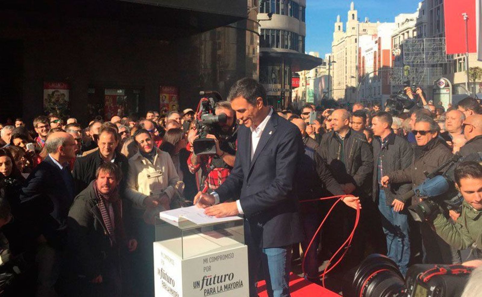 Sánchez firma su programa electoral como compromiso de cumplirlo
