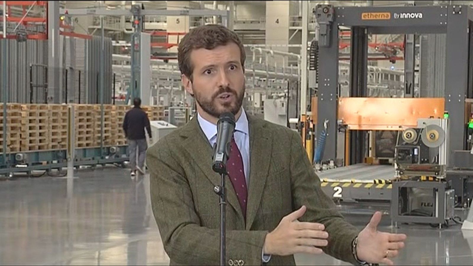 Casado pide a Sánchez que aperciba ya a Torra para que cumpla la ley