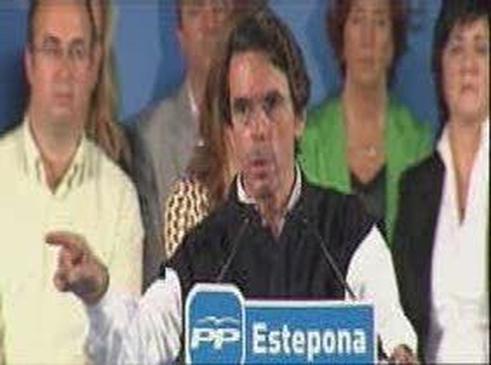 Aznar denuncia la venta de bombas de racimo del gobierno de Zapatero a Gadafi