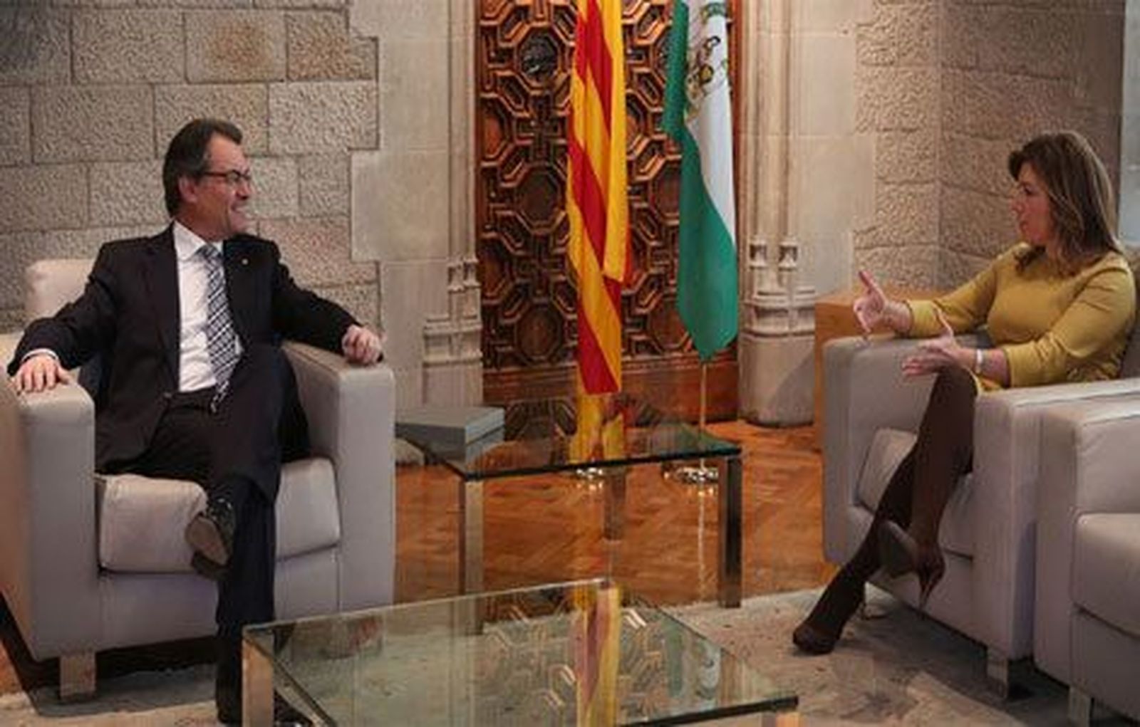 Díaz exige diálogo a Rajoy y Mas para "salir del raíl que conduce al absurdo"