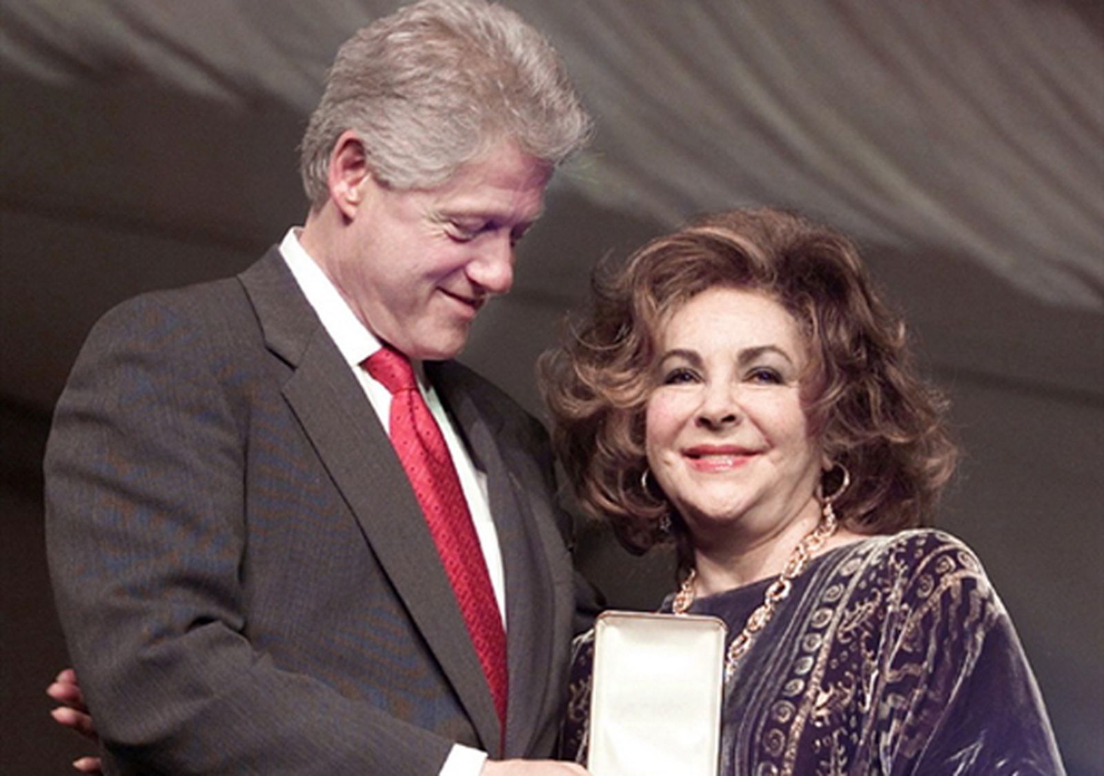 El exPresidente Bill Clinton y la actriz Elizabeth Taylor
