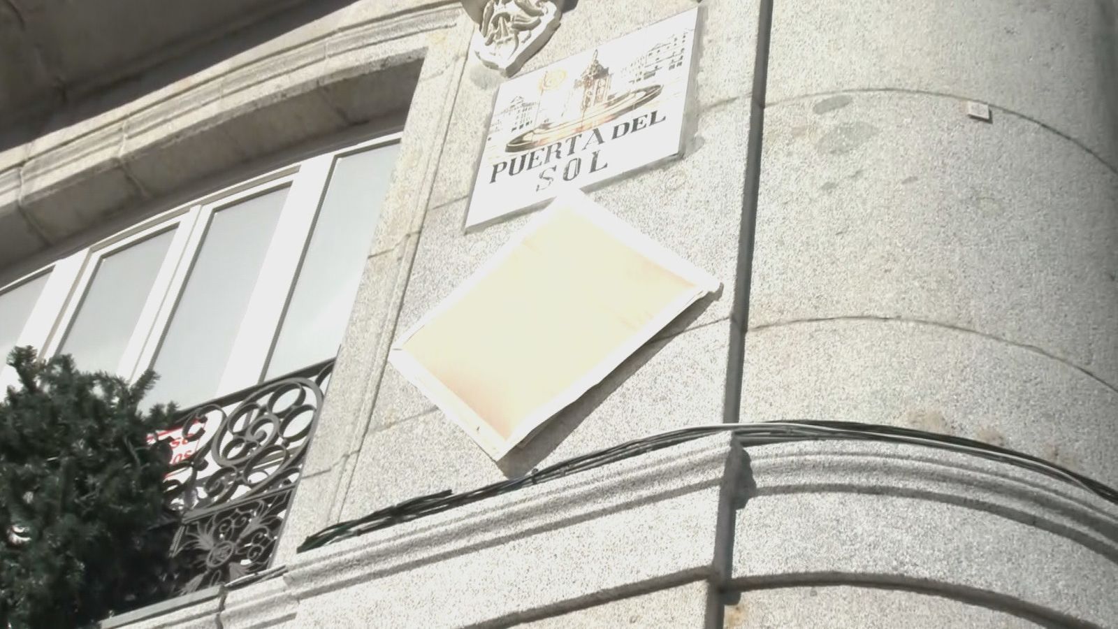 La nueva placa en homenaje al 15-M, a la espera de ser inaugurada