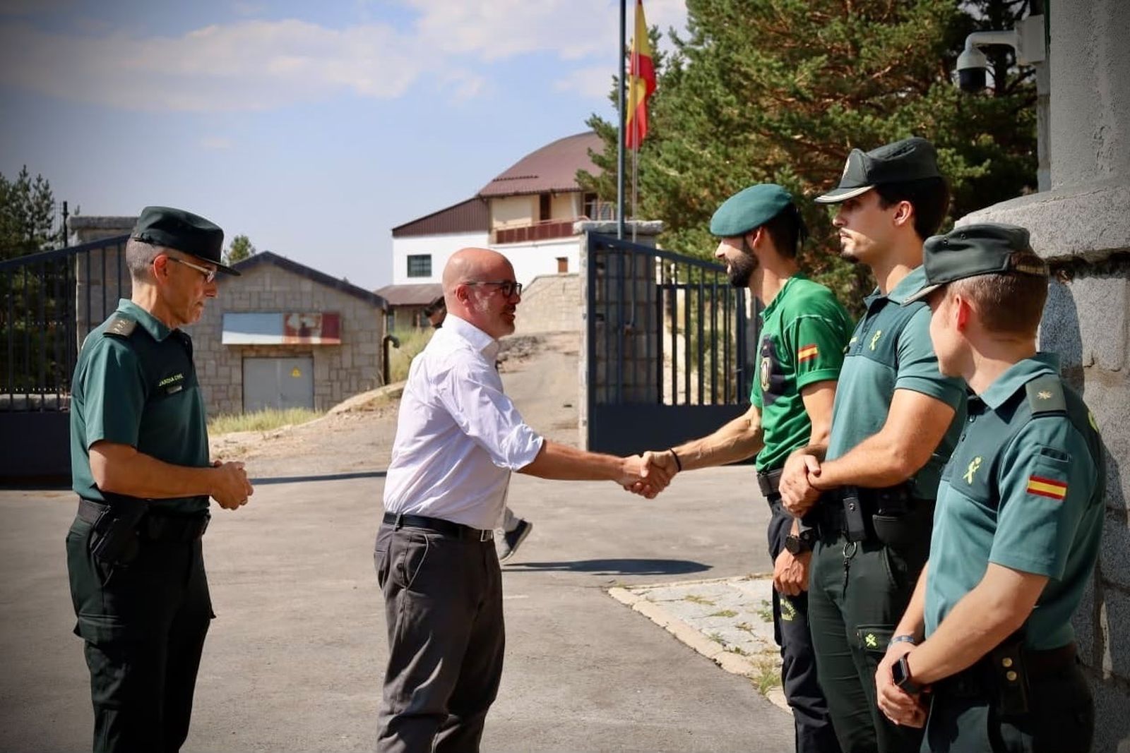 El delegado del Gobierno en Madrid, Francisco Martín, visita la sede de los especialistas en montaña de la Guardia Civil en Navacerrada