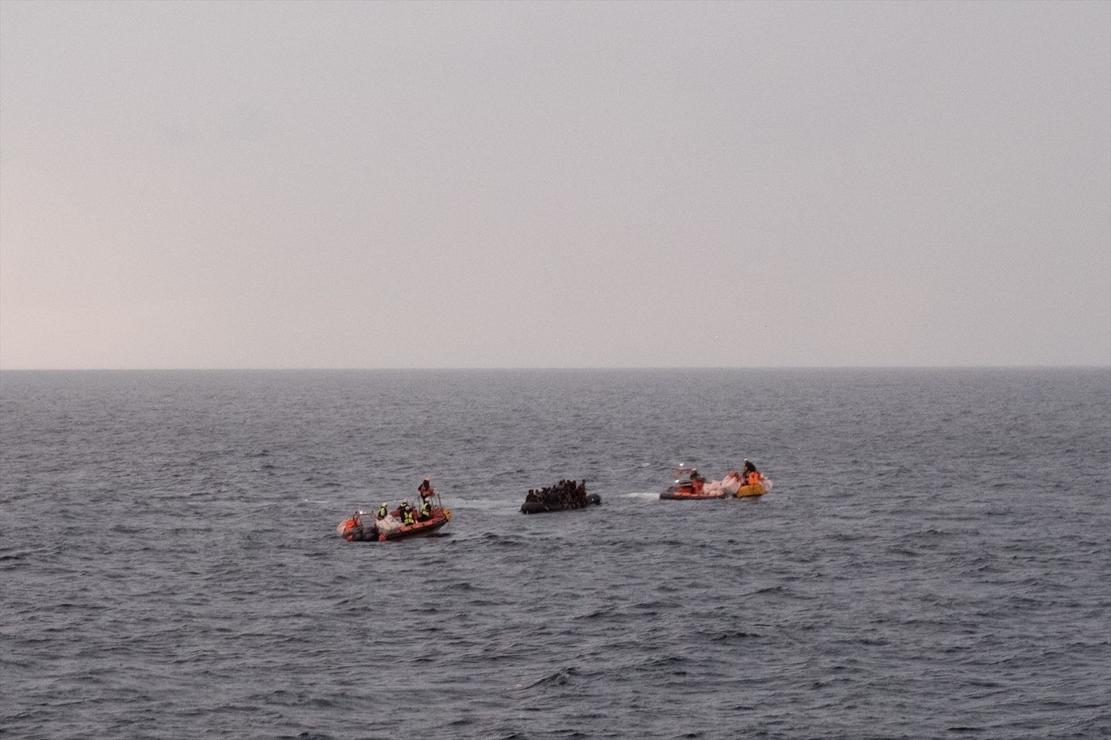 Equipos de la ONG SOS Méditerranée durante una operación de rescate en el mar Mediterráneo