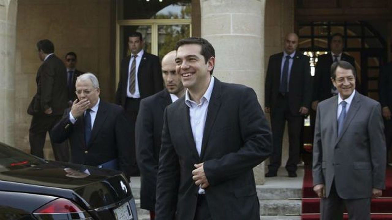 Tsipras insiste en Chipre en que la troika debe ser sustituida