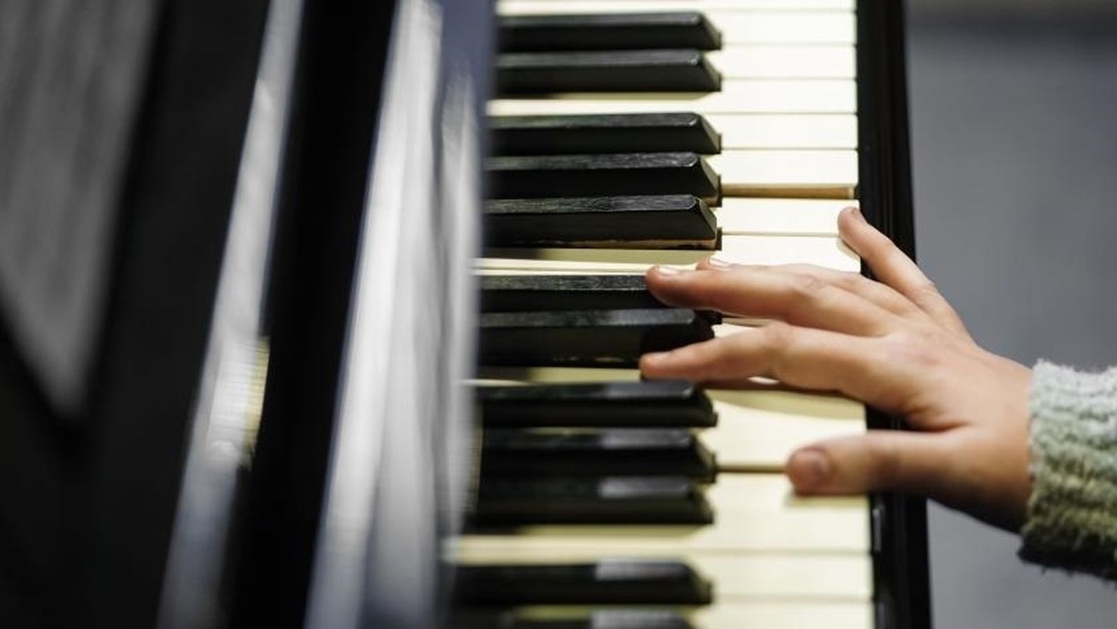 Persona tocando el piano