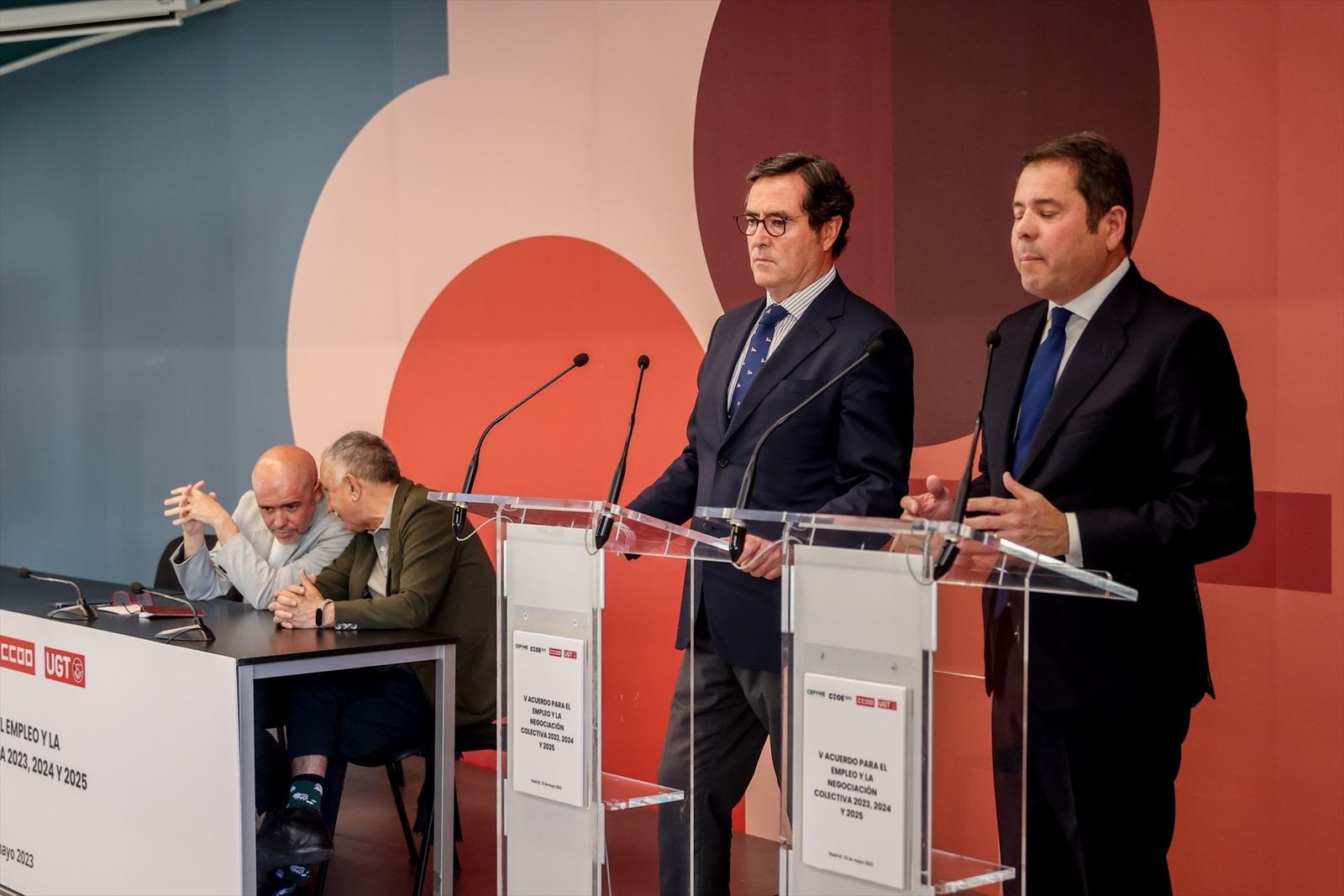 Los secretarios generales de CCOO y UGT y CCOO, Unai Sordo y Pepe Álvarez, y los presidentes de CEOE y CEPYME, Antonio Garamendi y Gerardo Cuerva, firman el V Acuerdo para el Empleo y la Negociación Colectiva (AENC), en el Círculo de Bellas Artes, a 10 de mayo de 2023