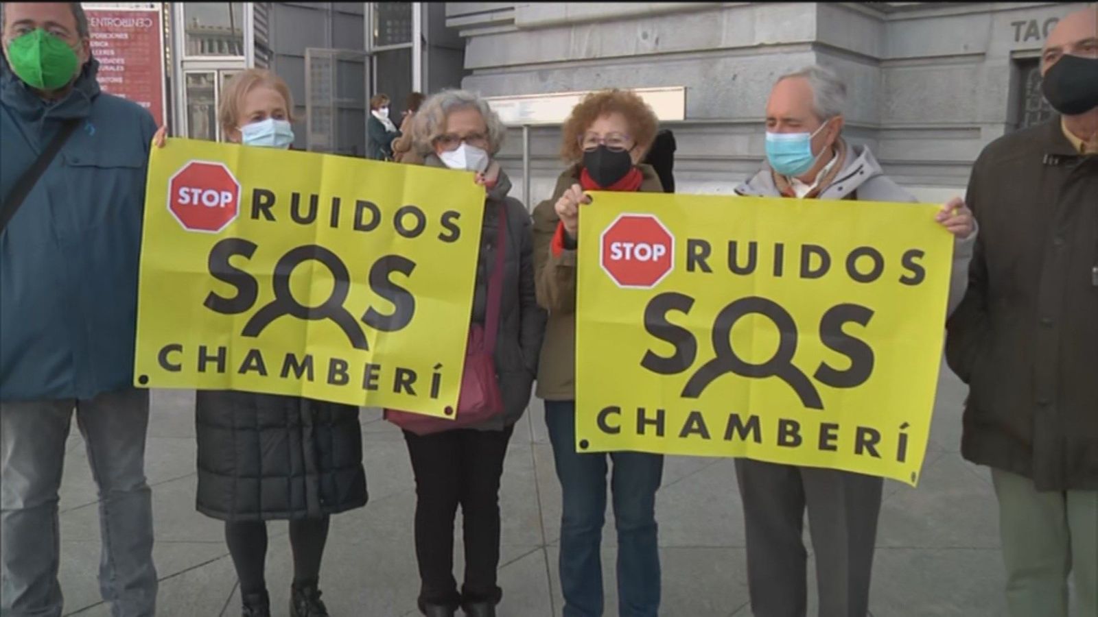 Desalojados del pleno de Cibeles los vecinos que protestaban contra la ordenanza de terrazas