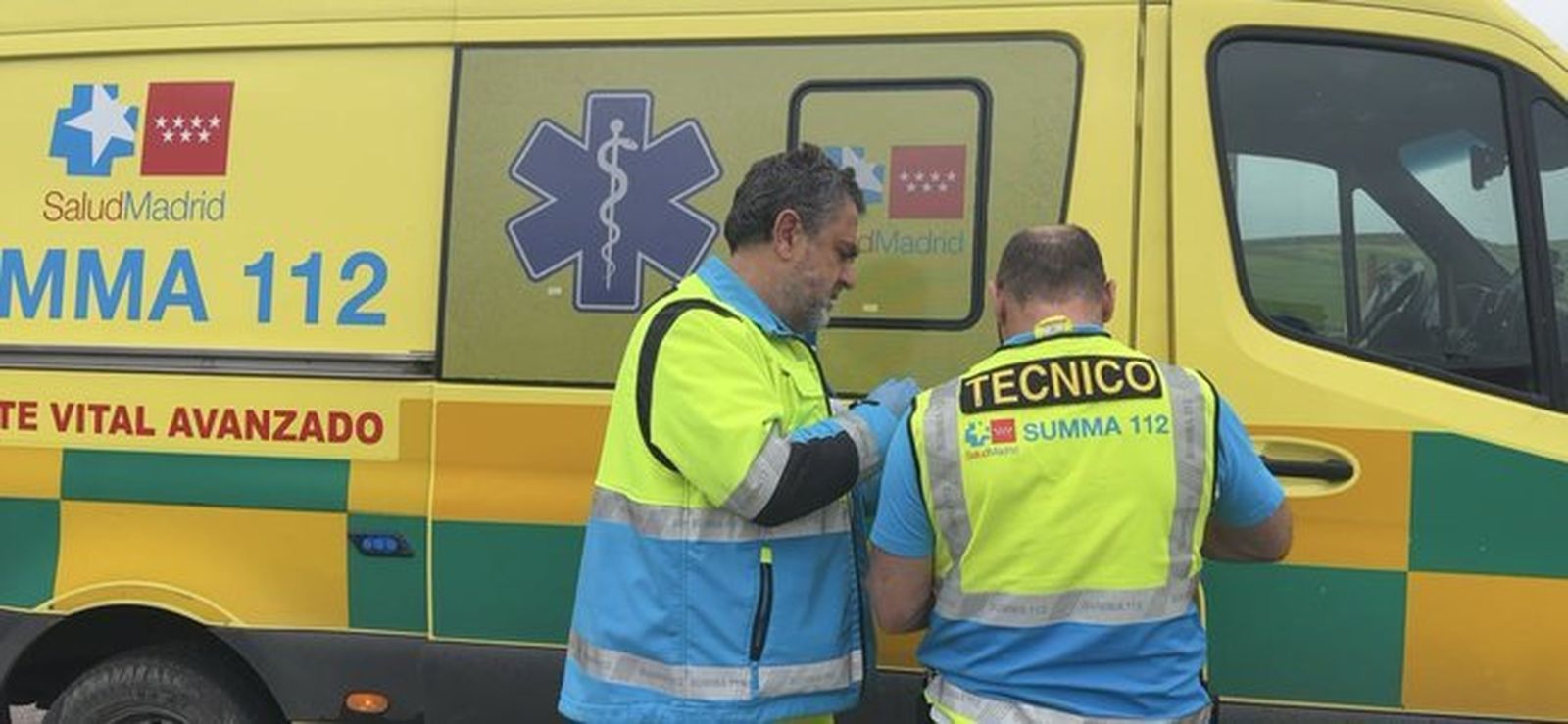 Sanitarios del SUMMA 112 junto a una ambulancia
