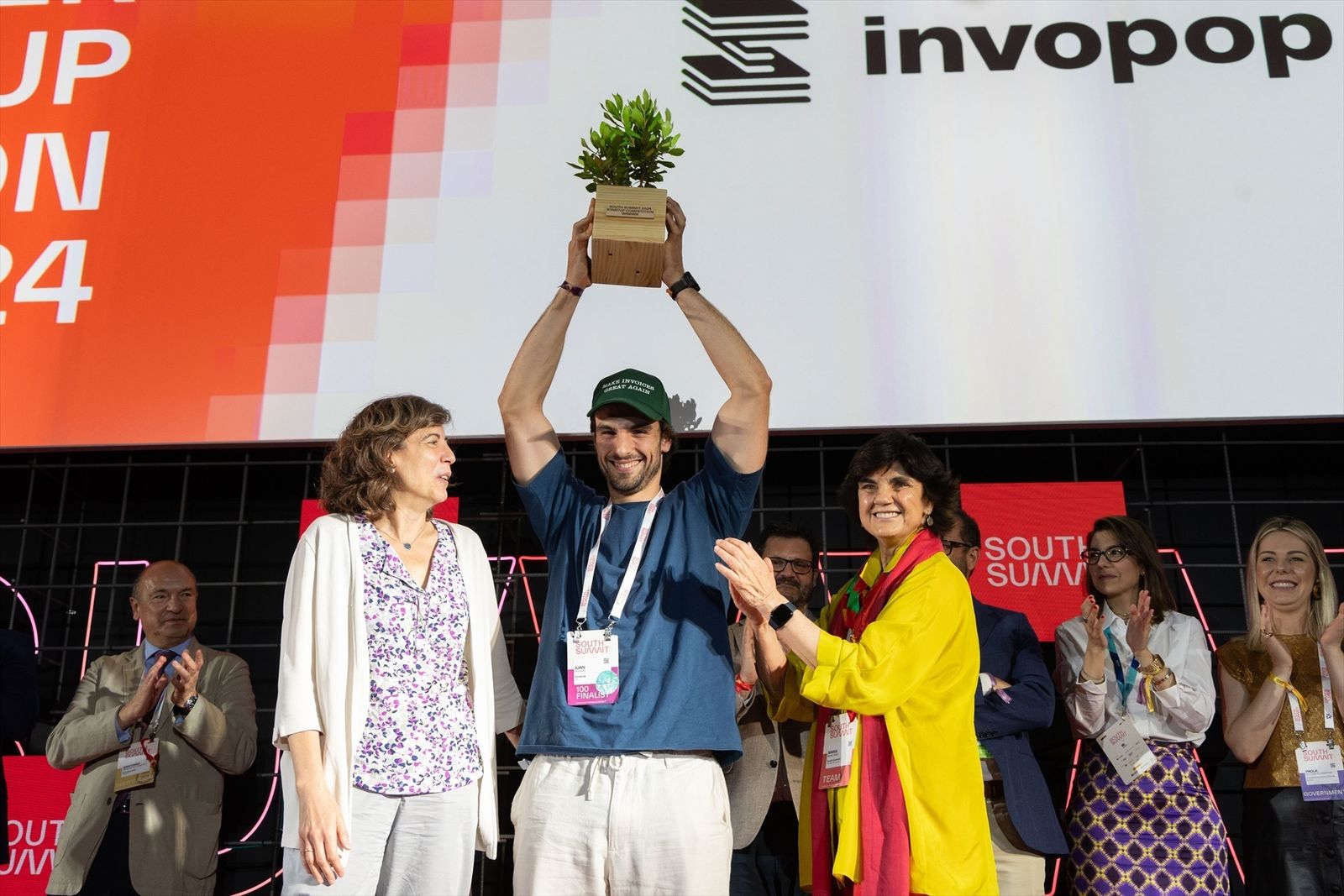 Juan Moliner, CEO de Invopop, levanta el trofeo como ganador de South Summir 2024