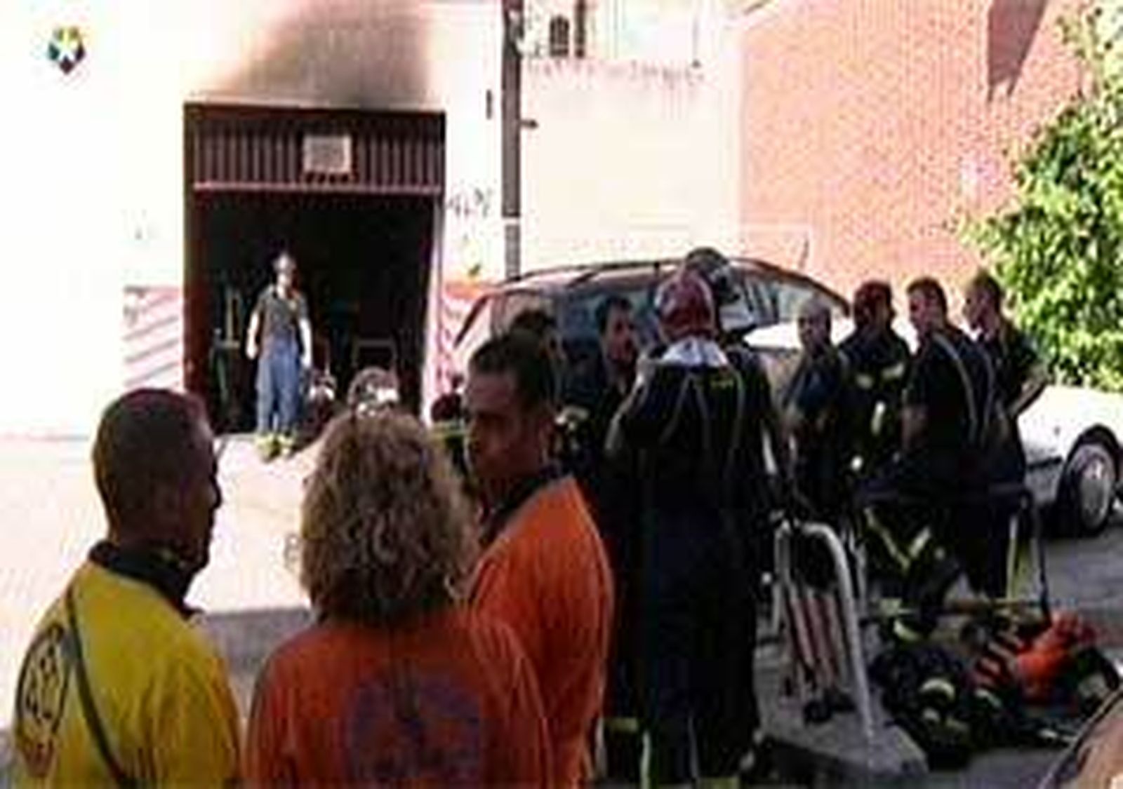 Intoxicada una mujer por un  incendio producido en un garaje de Aluche