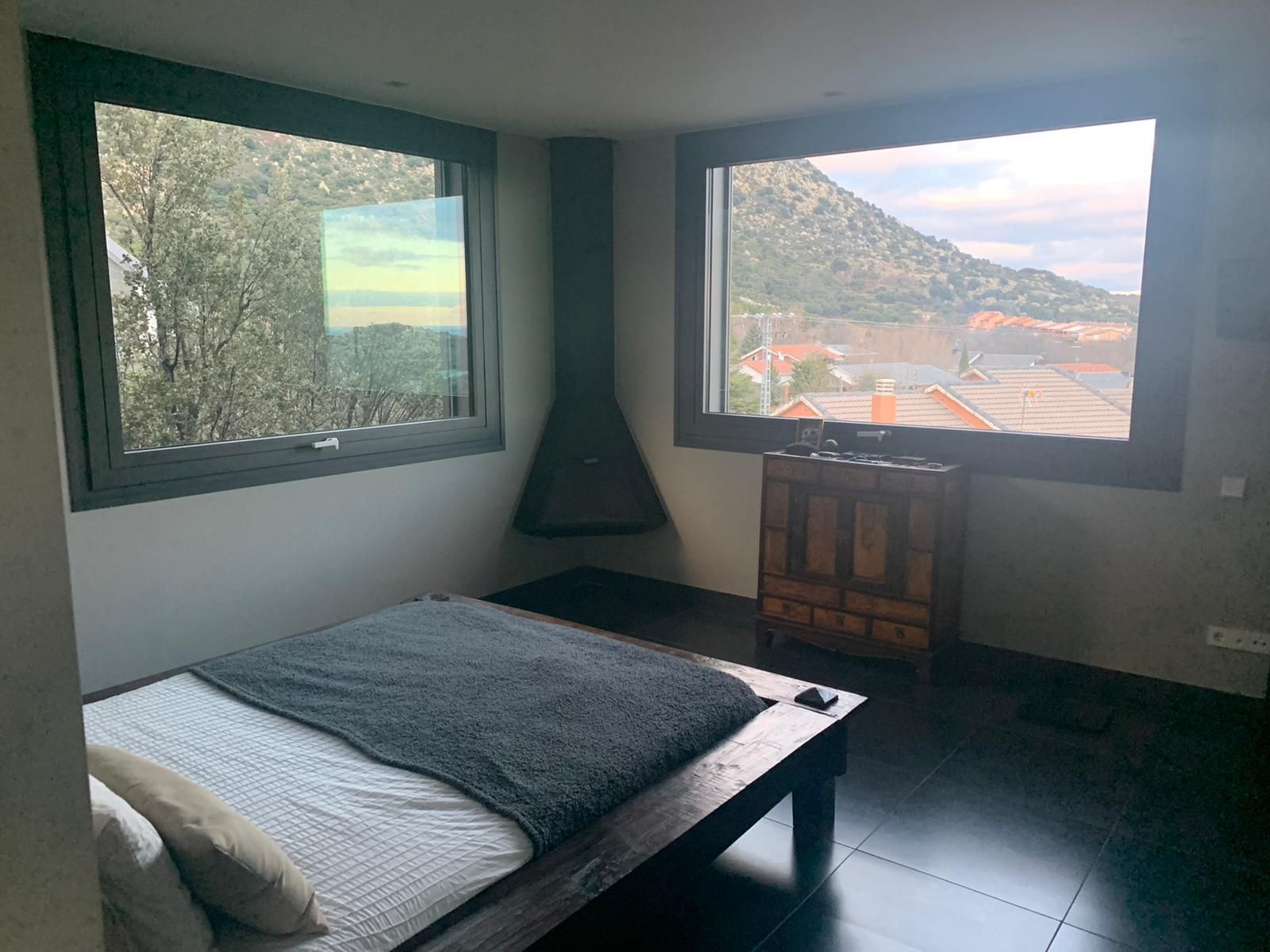Y el dormitorio también dispone de unas 'vistas privilegiadas' y luz, mucha luz.