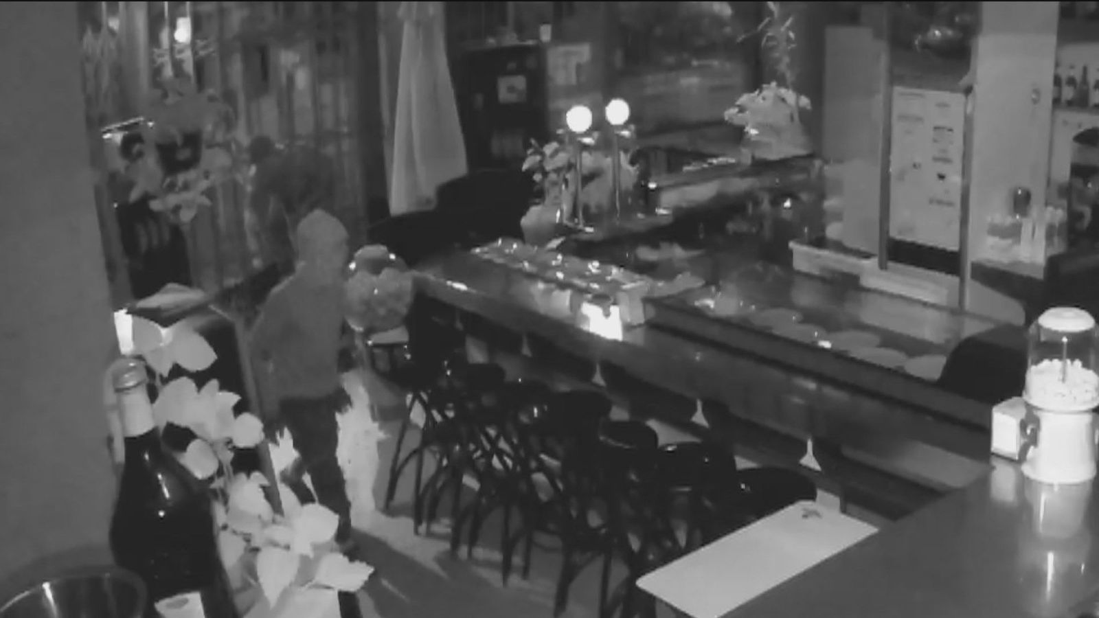 Asaltan de noche un restaurante en Batán con picos y mazas