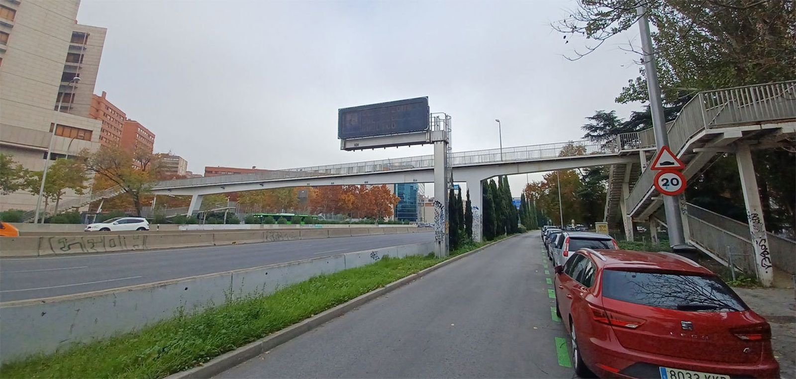La pasarela peatonal de la A-2 a la altura de la avenida de Bruselas