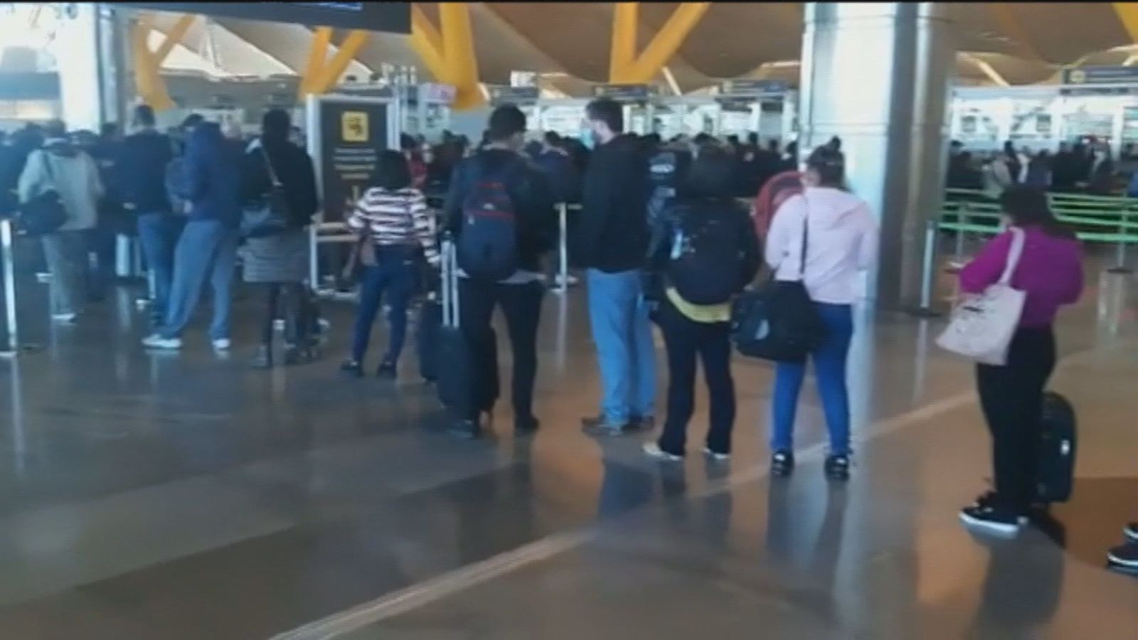 Atasco en las terminales de Madrid Barajas por la gran cantidad de viajeros y la falta de personal