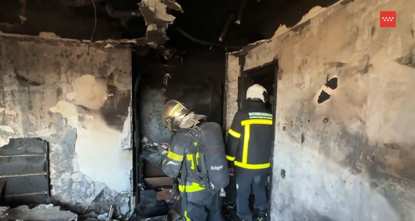 Una casa arrasada y 16 viviendas desalojadas por un incendio en Majadahonda