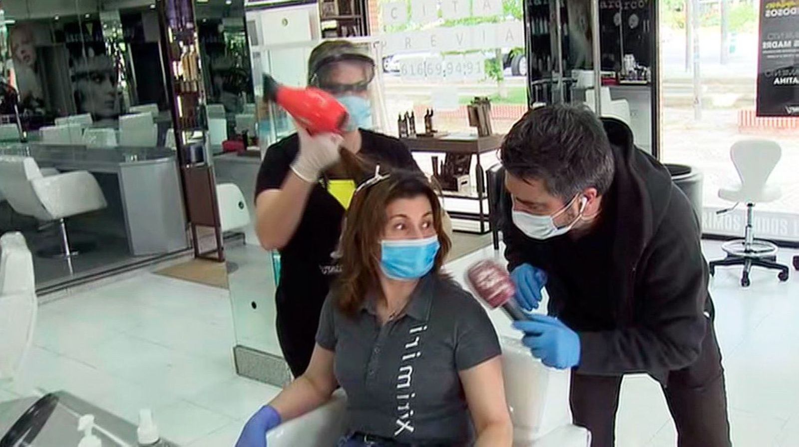 Abren las peluquerías con un solo cliente, cita previa y con medidas de seguridad estrictas