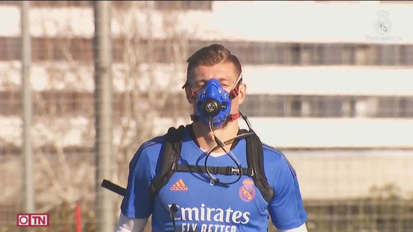 Kroos  con una máscara de hipoxia