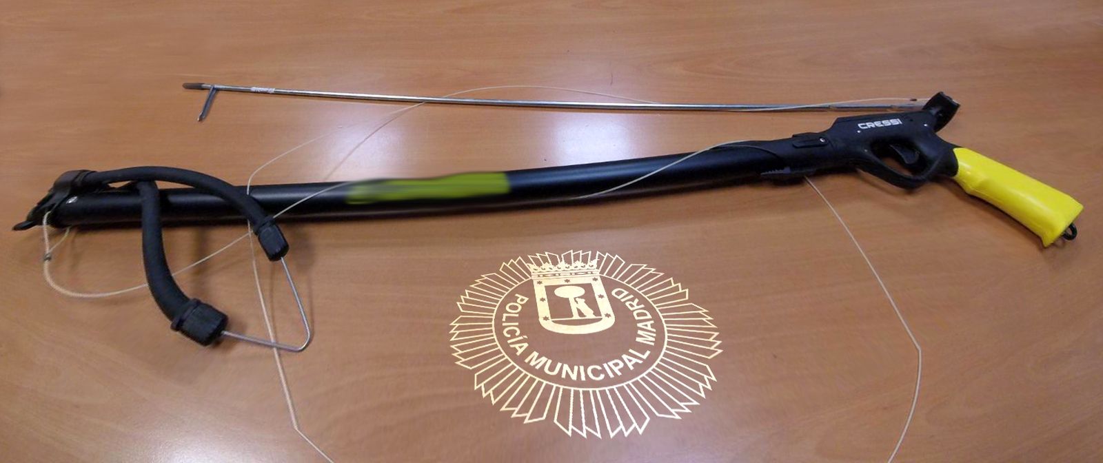 Fusil de pesca submarina descubierto en el maletero de una joven en Vallecas