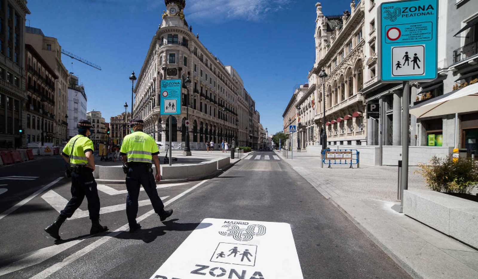 Agentes de movilidad, en la calzada de la calle de Alcalá