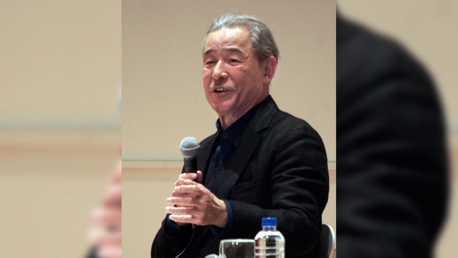 Muere el diseñador japonés Issey Miyake