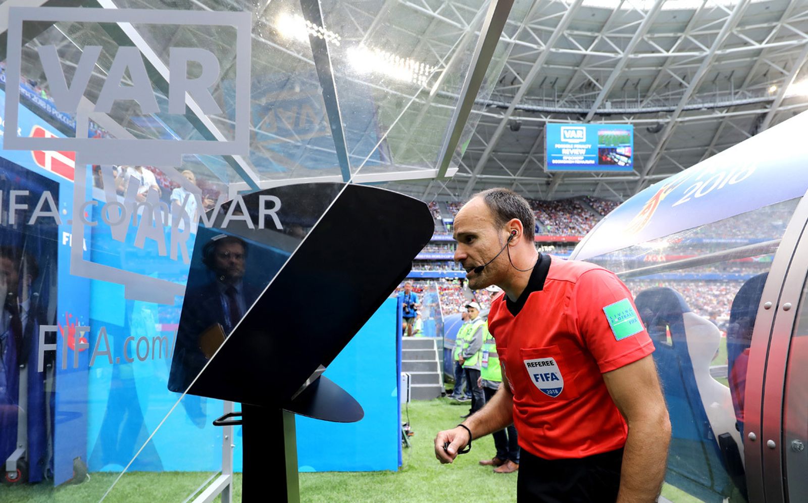 Fotografía de una pantalla del Árbitro Asistente de Vídeo (VAR) en un partido de fútbol.
