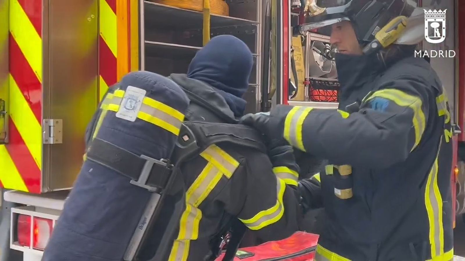 Incendio de un coche en un garaje de Carabanchel: los bomberos rescatan a dos personas y evitan un desastre