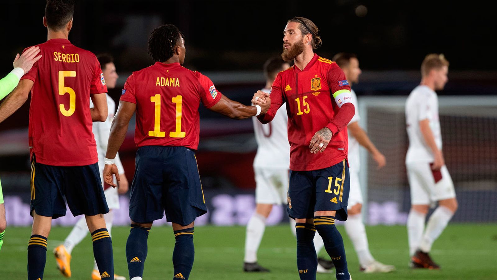 España gana 1-0 a Suiza y sostiene el liderato con un regalo