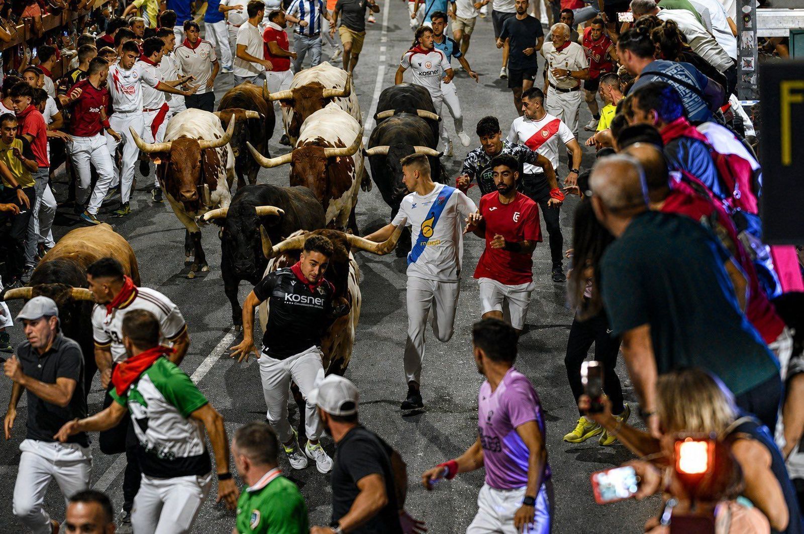 El encierro nocturno de Sanse deja 14 heridos en una carrera de menos de dos minutos