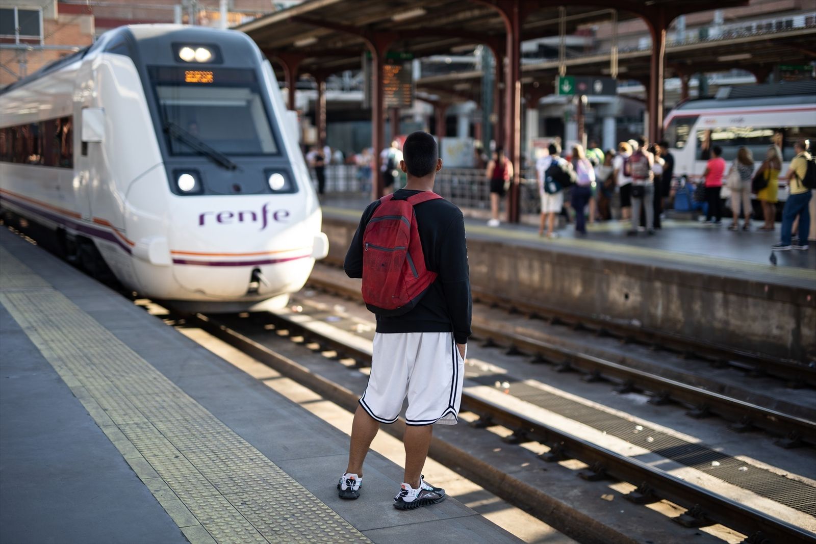 Viajeros en la estación de Cercanías de Chamartín
