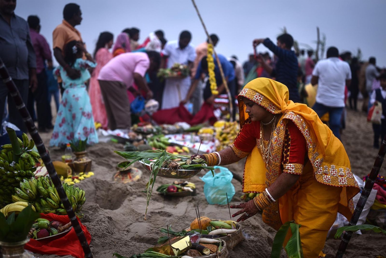 Una mujer participante en el festival 'Chhath Puja', en Chennai, India
