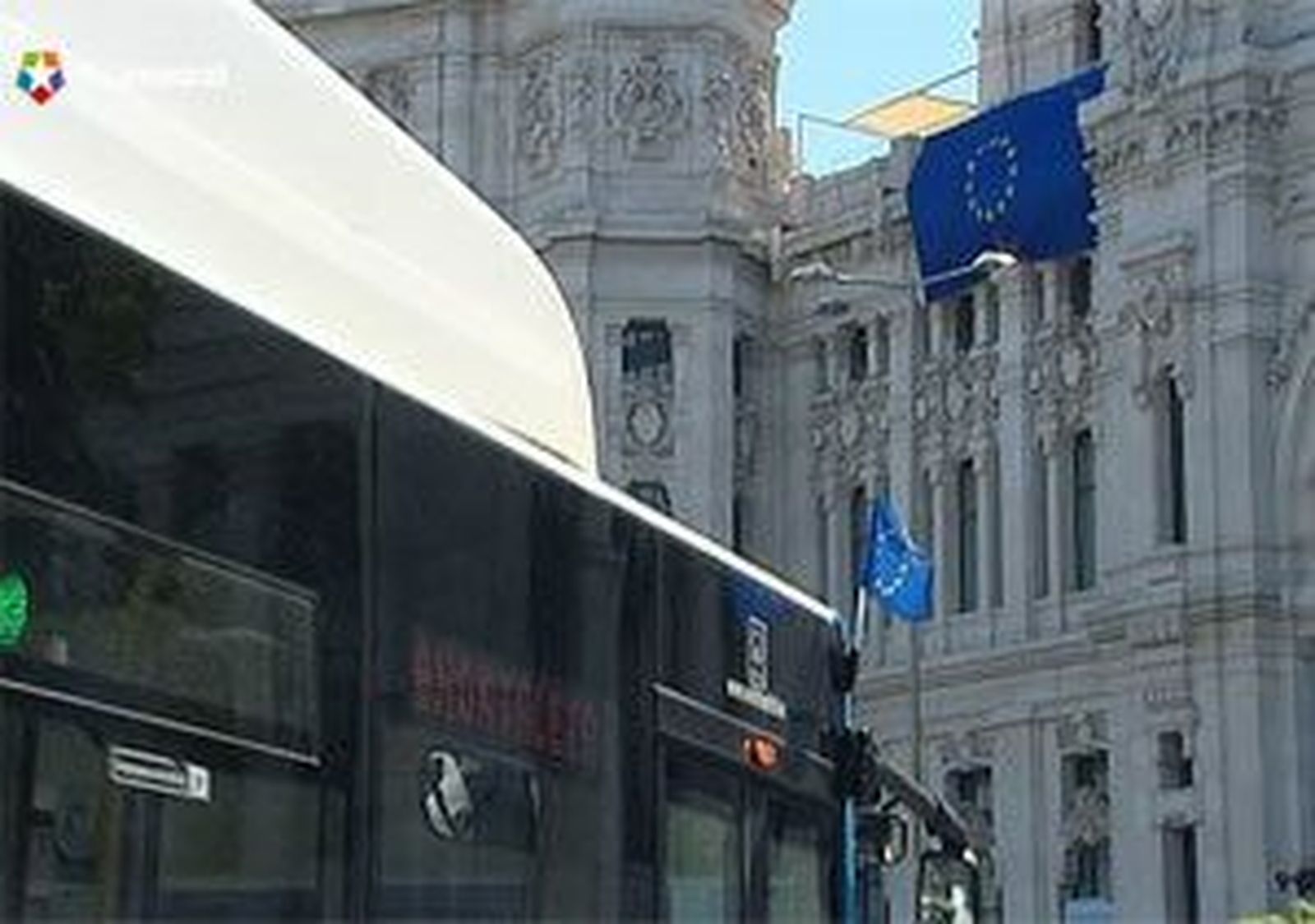 Los autobuses de la EMT lucen banderas de la UE por el Día de Europa