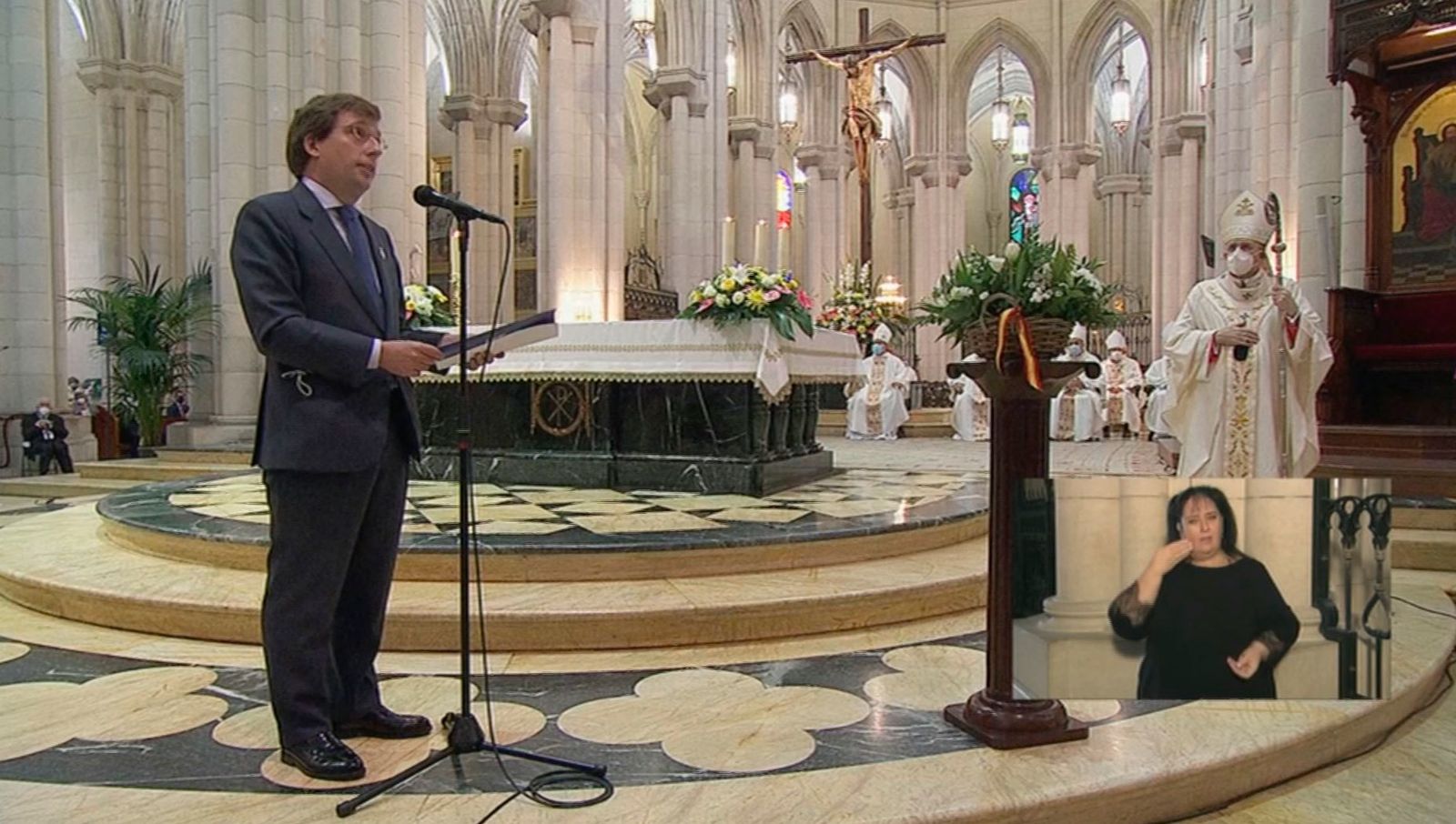 El alcalde de Madrid en la catedral de La Almudena