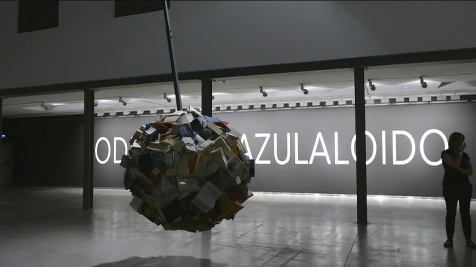 Premian a una escultora de libros de Usera