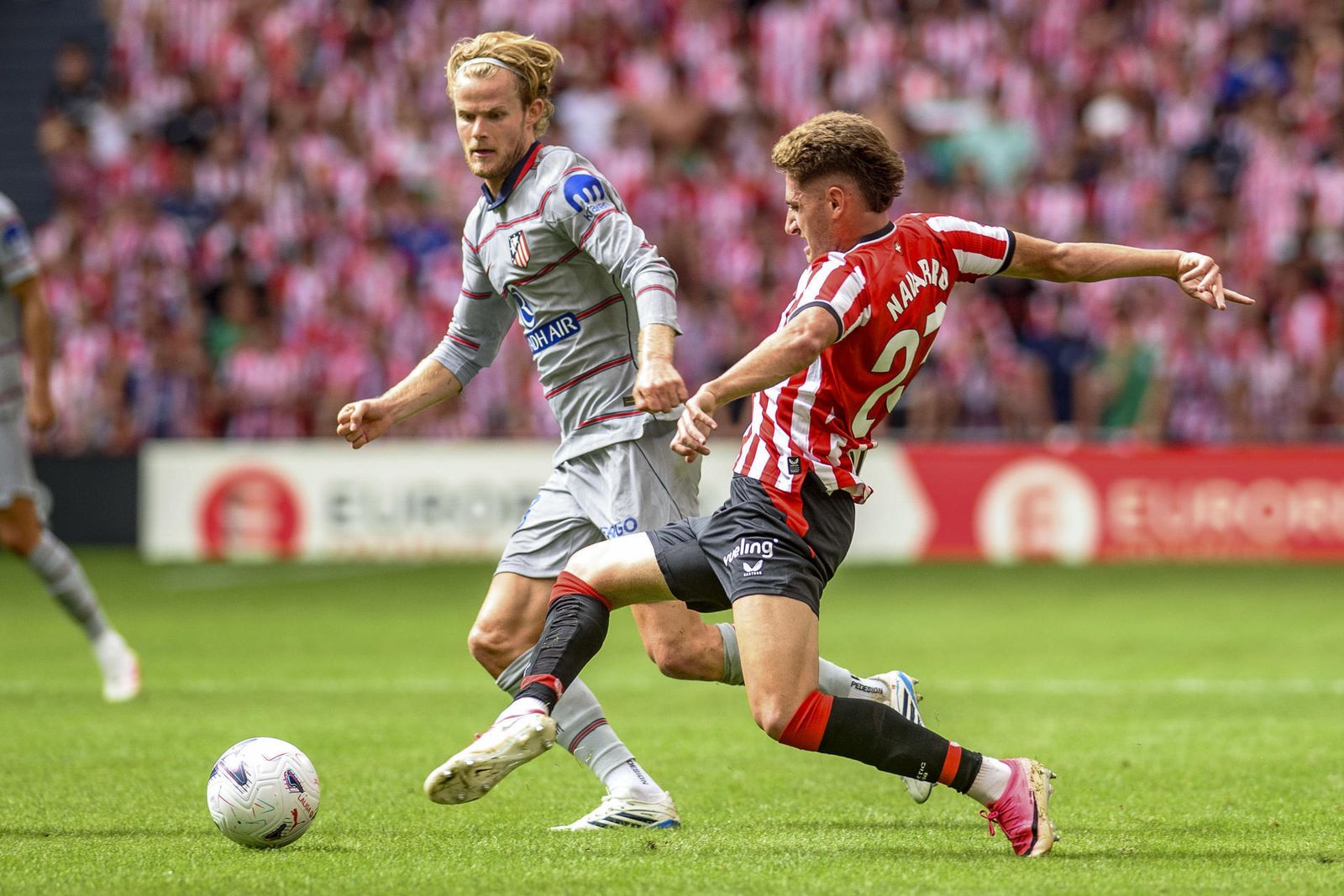 El centrocampista del Athletic Club Robert Navarro y el centrocampista danés del Atlético de Madrid Morten Hjulmand