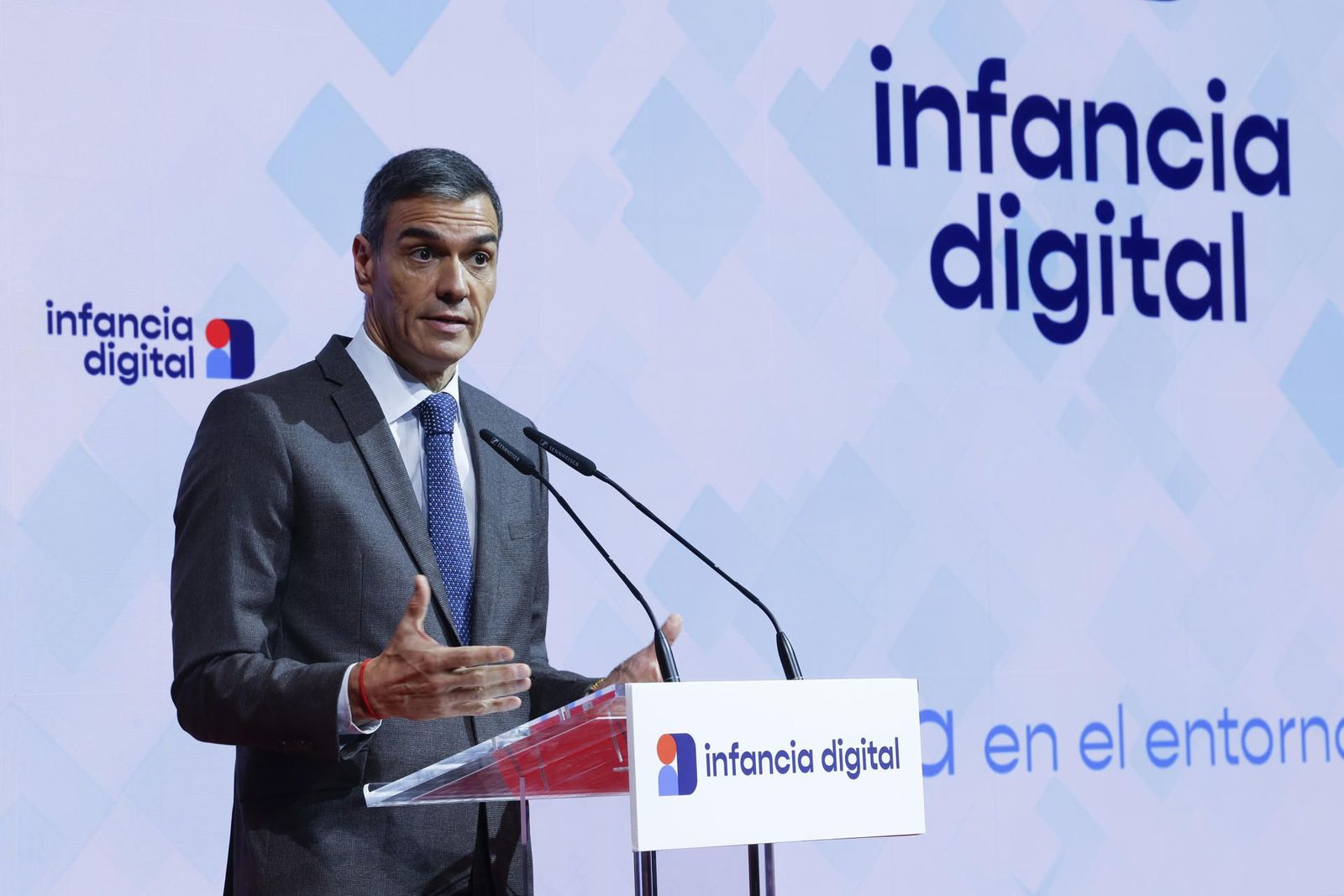 Pedro Sánchez pide al Congreso proteger a los menores en entornos digitales: "Ningún click vale más que una infancia"