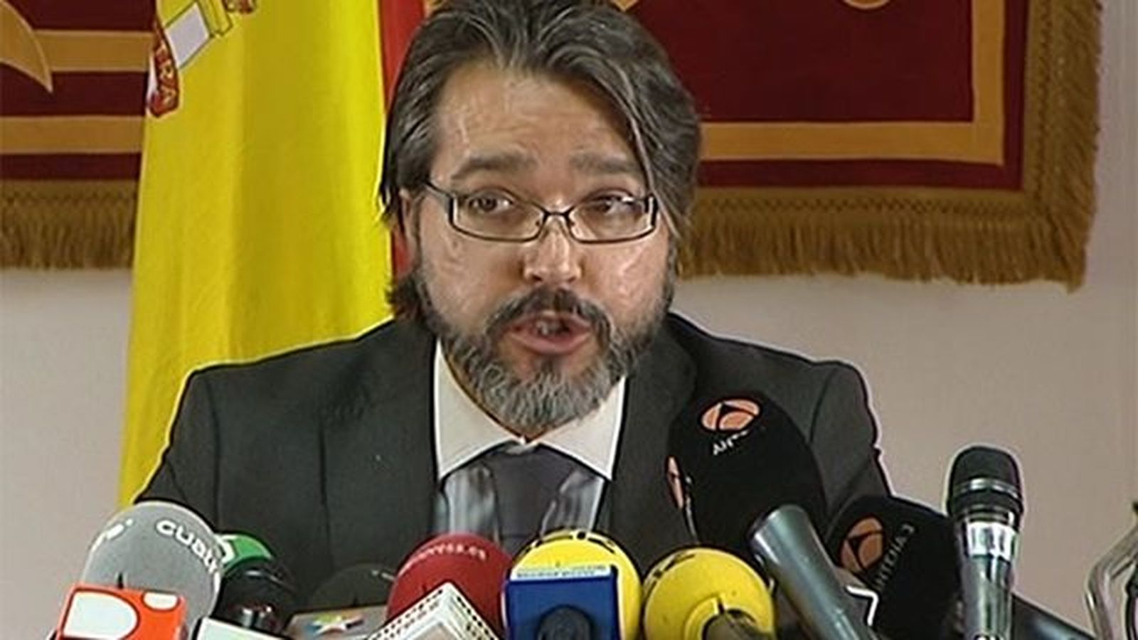 Unos 300 vecinos de Brunete se concentran en apoyo del alcalde