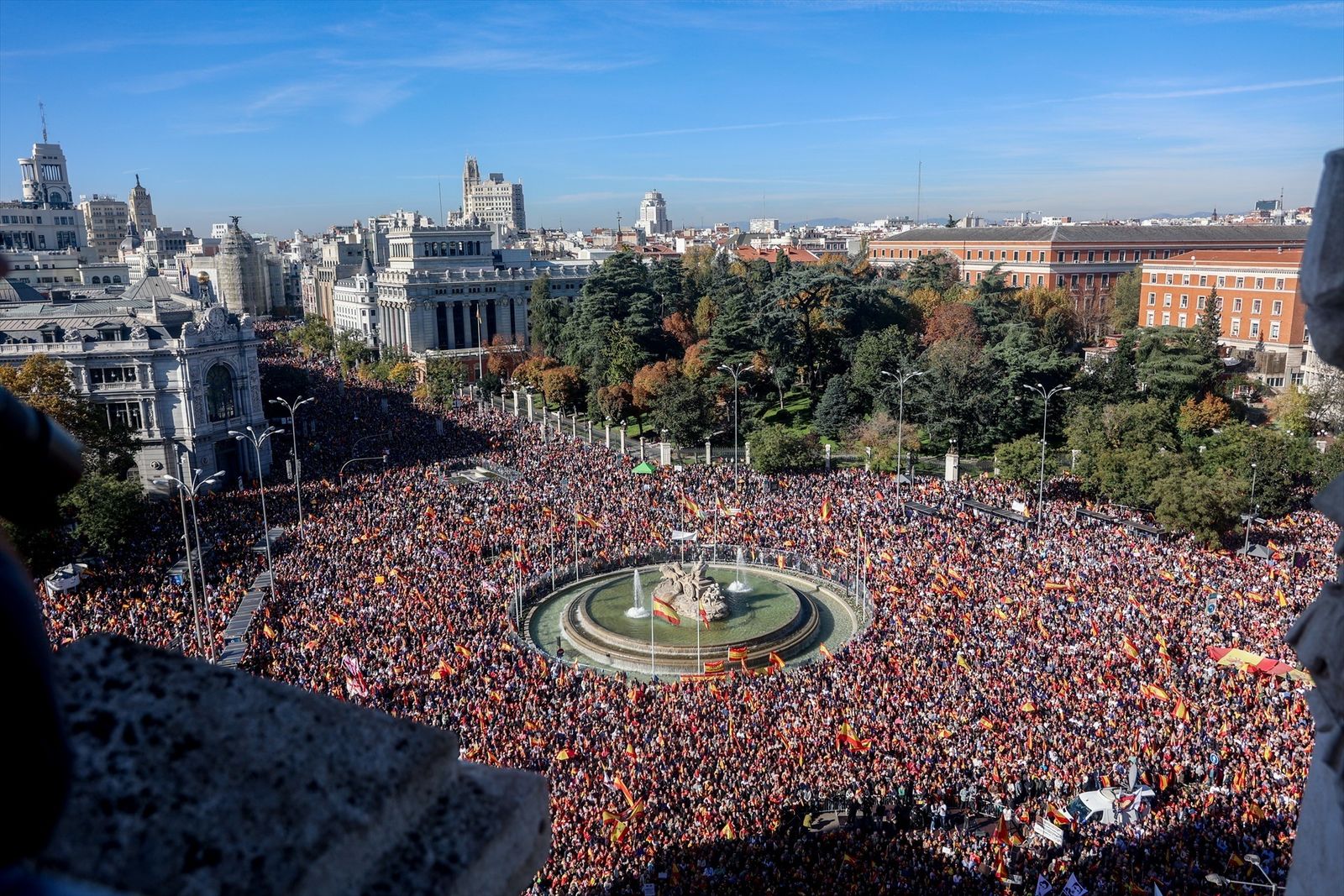Miles de personas durante una manifestación contra la amnistía en Cibeles el 18 de noviembre de 2023