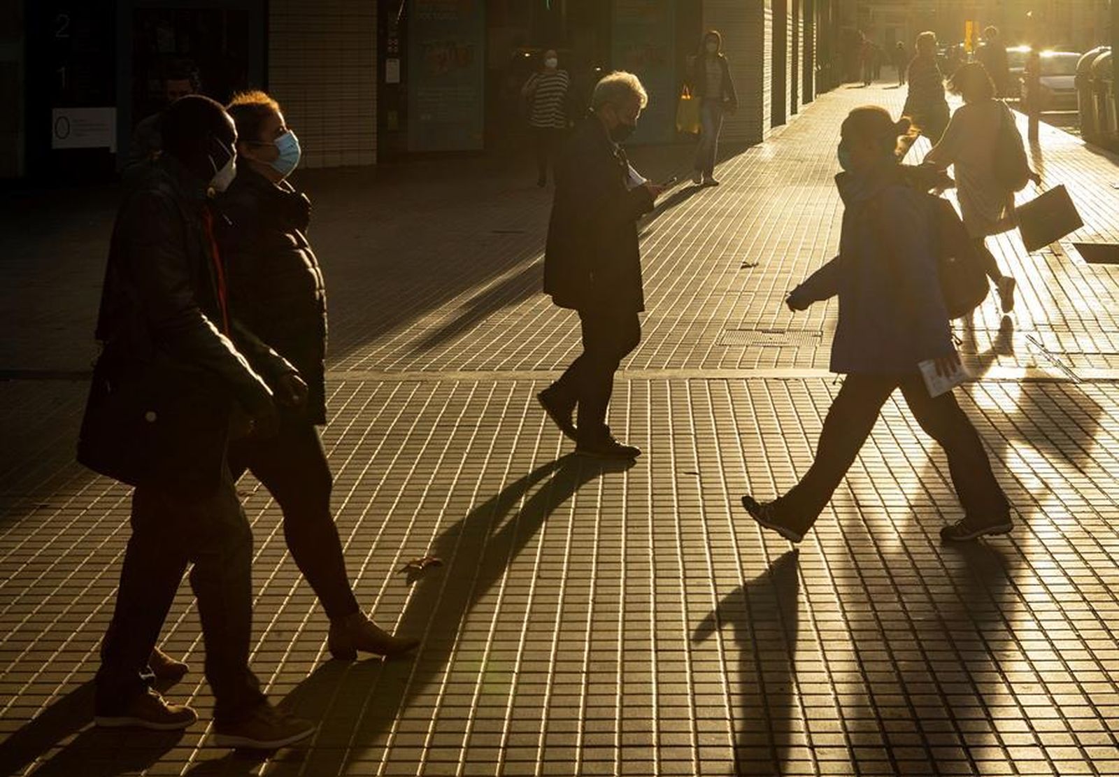 Varias personas pasean por la calle