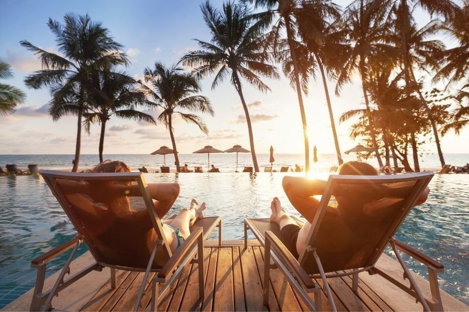Dios personas disfrutan de un atardecer en un complejo hotelero
