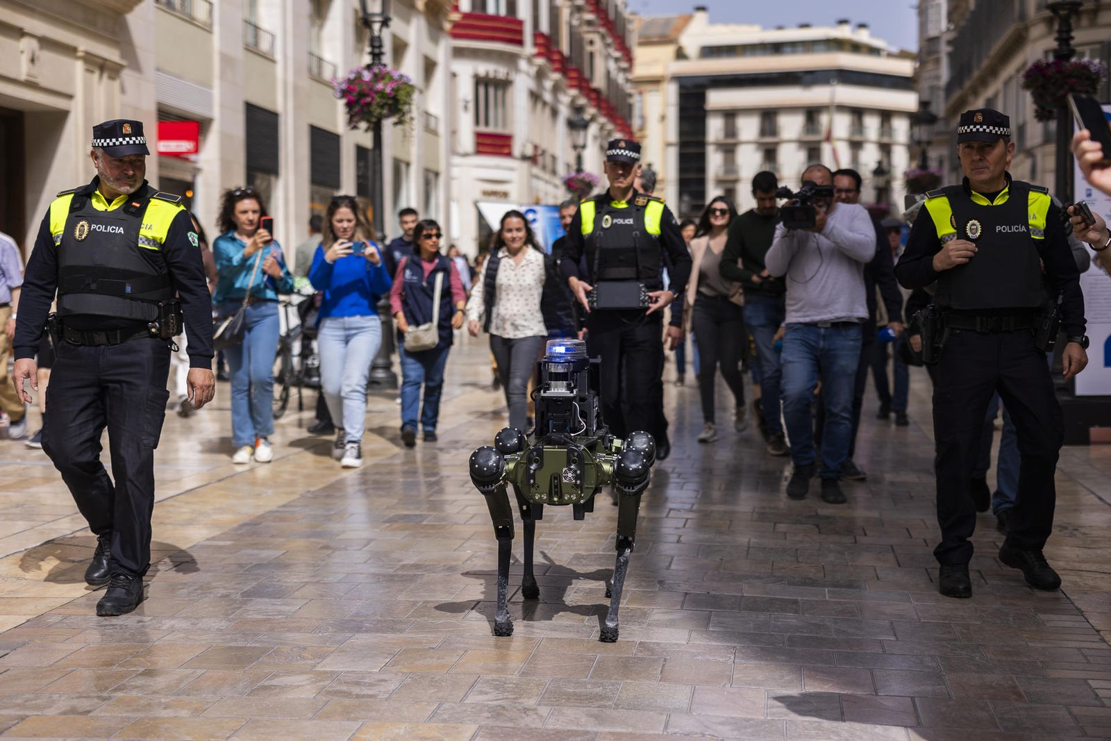 Agentes de la Policía Local de Málaga realizan una demostración de un perro robot