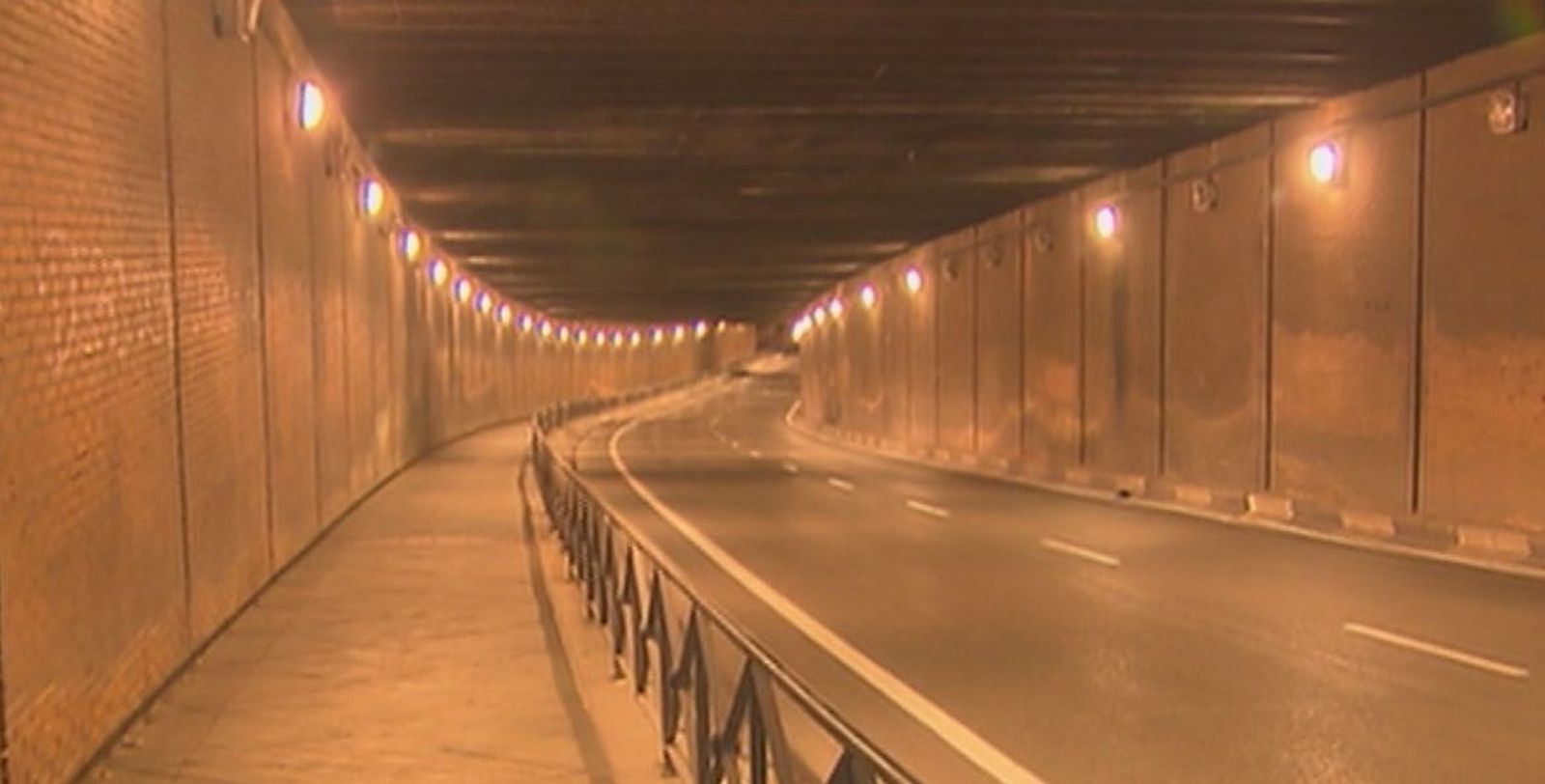 El joven apuñalado en el túnel de la calle Comercio huía de sus agresores