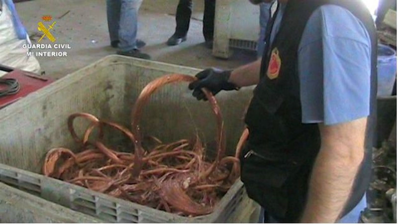 Detenidos tres trabajadores del Aeropuerto de Barajas por robo de cable de cobre