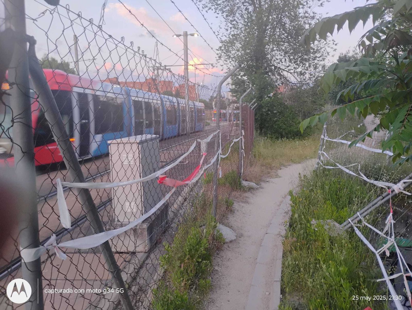 El camino, en su punto más estrecho con el vallado caído hacia el cauce el arroyo